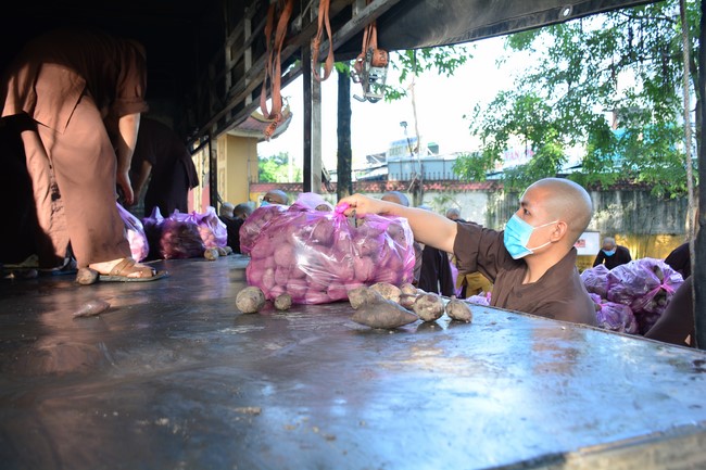 Continuing to support people in need in the Covid-19 pandemic of Hoang Phap Pagoda (series 2)